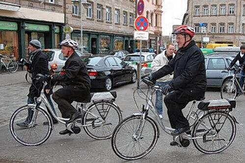 Radeln mit Elektro-Antrieb: die Oberbürgermeister Thomas Jung (links) und Christian Ude bei ihrer Tour durch die Fürth.