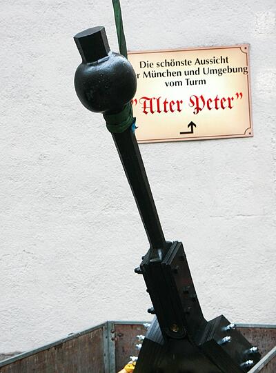 ...er soll diese massive Metallstange mit dicker Kugel am Ende in die Höhe hieven.