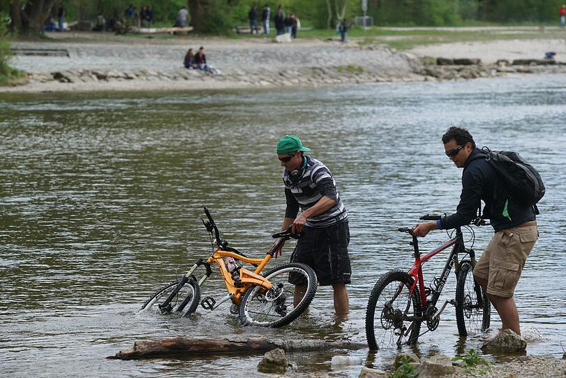 Ostern 2014 in München: AZ-Fotograf Daniel von Loeper hat am Wochenende die Biergärten, die Isar, den Tierpark und den Englischen Garten besucht und tolle Fotos gemacht. So schön war das Osterwochenende...