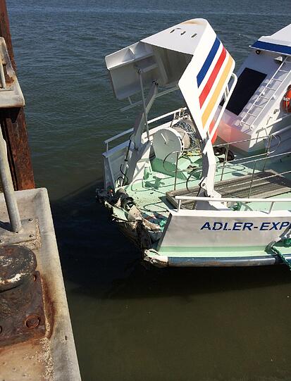 Das Fährschiff «Adler-Express» liegt am 04.06.2014 nach einer Kollision im Hafen der nordfriesischen Insel Amrum (Schleswig-Holstein). Das Fährschiff der Reederei Adler-Schiffe rammte beim Anlegen mit dem Bug den Anleger. Dabei wurden mehrere Menschen verletzt. Foto: Sebastian Engel