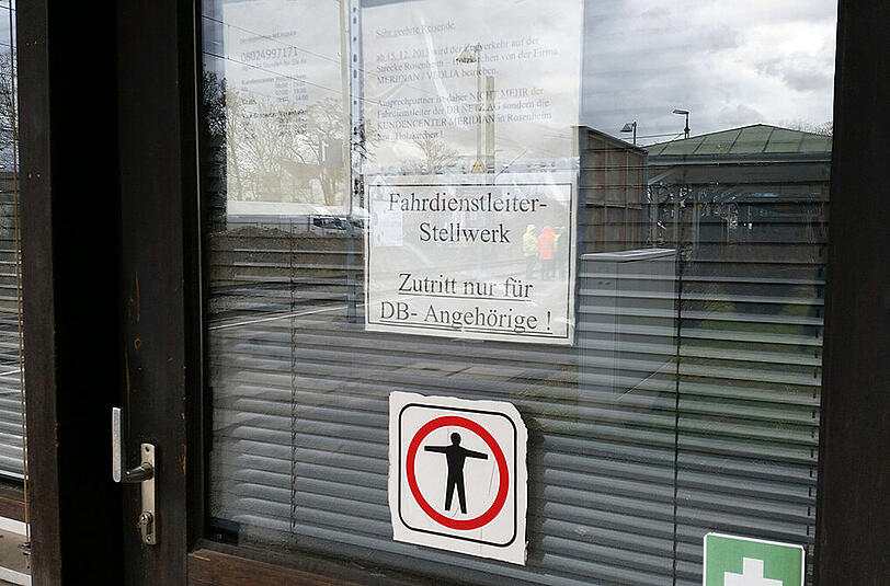 Polizisten haben das Büro des Fahrdienstleiters durchsucht.