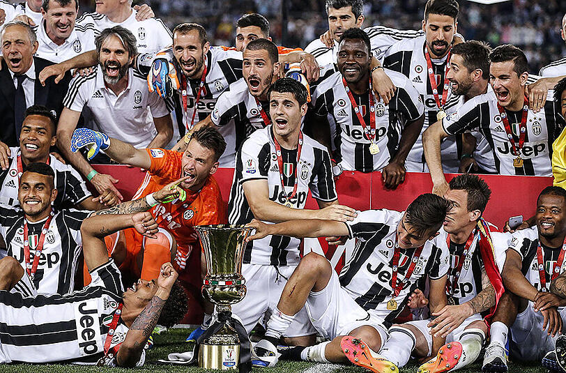 Die Profis von Juventus Turin - oben rechts der verletzte deutsche Nationalspieler Sami Khedira - feiern den Pokalsieg.