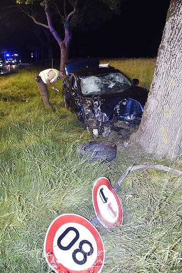 Ein alkoholisierter 22-Jähriger crashte frontal gegen einen Baum. Die Bilder des Unfalls.