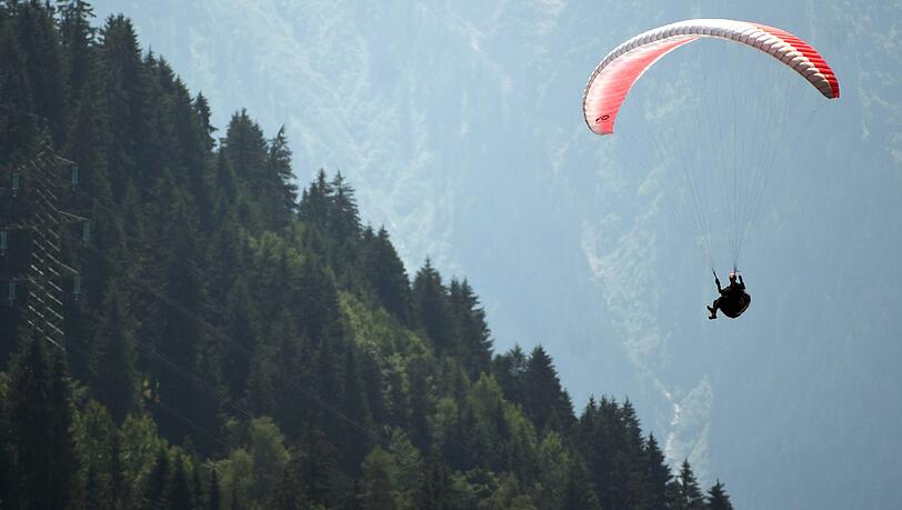 Ein 26-Jähriger ist Samstag mit seinem Paraglider in den Tod gestürzt. (Symbolbild) Ein 26-Jähriger ist Samstag mit seinem Paraglider in den Tod gestürzt. (Symbolbild)