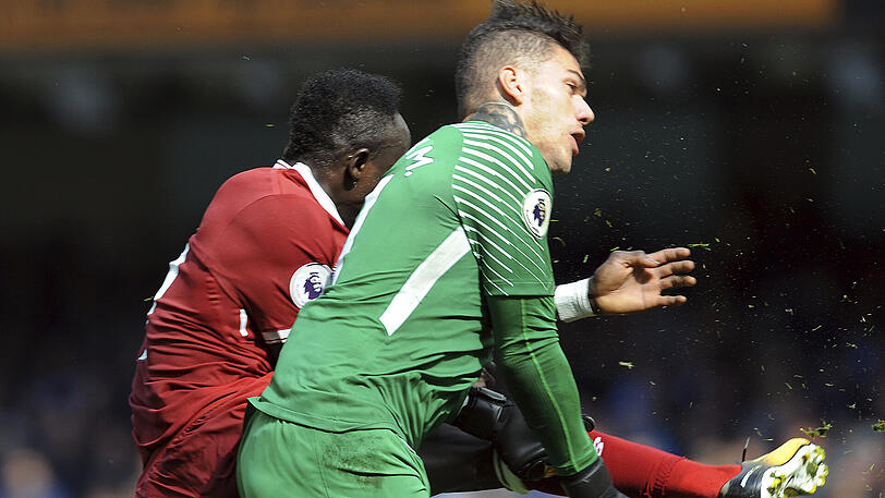 Stürmer Sadio Mané sah in der 37. Minute nach einem Tritt ins Gesicht von City-Keeper Ederson die Rote Karte.