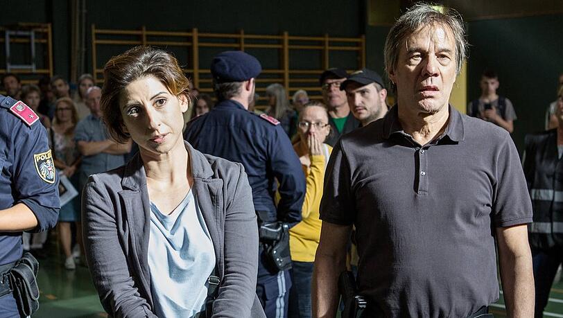 "Jeanny - Das fünfte Mädchen": Szabo (Zeynep Buyrac) und Degner (Johann Nikolussi) stoppen die Bürgerwehr.