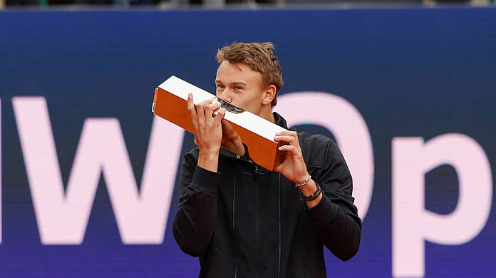 Holger Rune feiert seinen ersten ATP-Titel.