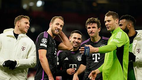 Münchens Spieler feiern nach der Partie.