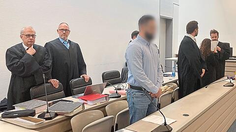 Der Angeklagte Sheqir K. (3.v.l.) schwieg am Dienstag wie immer. Die Angeklagte Schahraban K. versteckte ihr Gesicht.