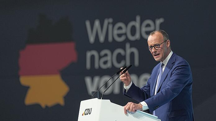 Unionskanzlerkandidat Friedrich Merz kämpft mit dem Verdacht, es könne nach der Wahl eine schwarz-blaue Zusammenarbeit geben. Am Rande des Parteitags gibt es Proteste. Drinnen gibt Merz ein klares Versprechen.