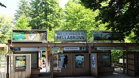 Blick auf den Eingang vom Tierpark Hellabrunn, Zoo - der Münchner Zoo hat einen Neuzgang.