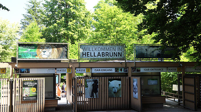 Blick auf den Eingang vom Tierpark Hellabrunn, Zoo - der Münchner Zoo hat einen Neuzgang.