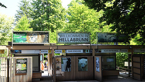 Blick auf den Eingang vom Tierpark Hellabrunn, Zoo - der Münchner Zoo hat einen Neuzgang.