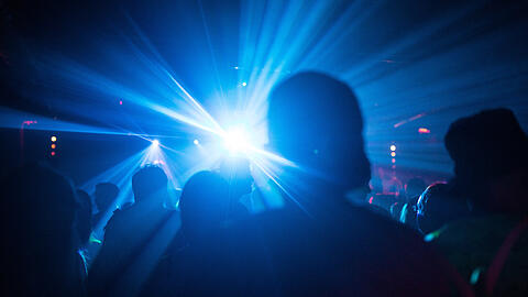 Menschen feiern in einem Club. (Symbolbild)