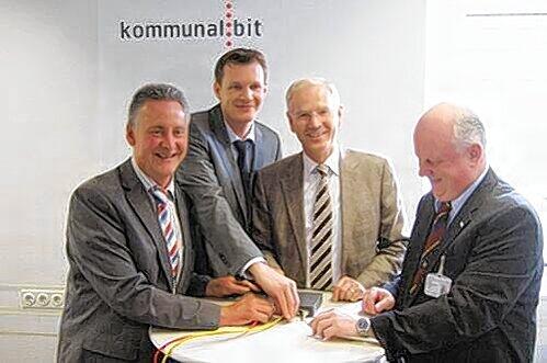Die OB Thomas Jung, Matthias Thürauf und Siegfried Balleis (v. li.) vernetzen sich. KommunalBit-Chef Walter Brosig (re.) hilft.