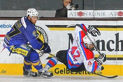 Vom Aufsteiger aufs Eis gelegt: Nicht nur Nürnbergs Youngster Yasin Ehliz zog gegen Münchens Kevin Lavallee den Kürzeren - die Ice Tigers kassierten eine 4:6-Niederlage.