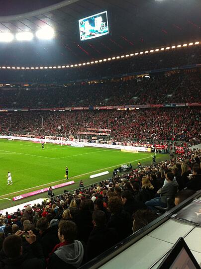 Die Ultras von "Inferno Bavaria" haben ein geschmackloses Plakat in die Allianz Arena geschmuggelt und beleidigen den Vorstand.