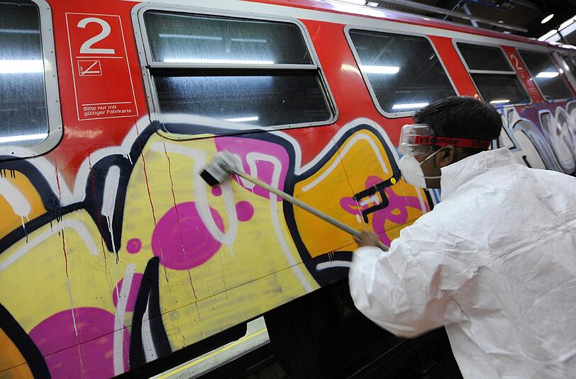 Unbekannte Täter haben über Ostern Züge der Deutschen Bahn mit Graffiti besprüht. (Symbolbild)