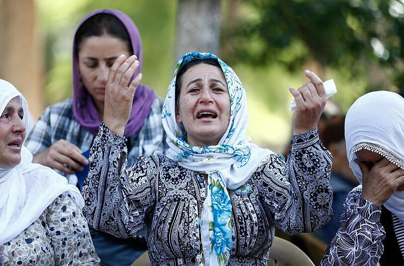 Schock in in der Großstadt Gaziantep: Ein Selbstmordattentäter stürmte eine Hochzeitsfeier - Angehörige trauern um die Toten.