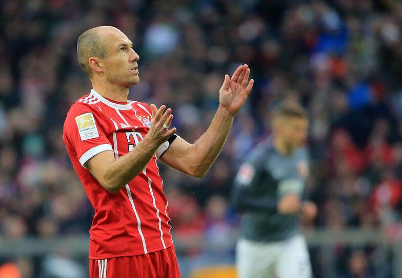 ARJEN ROBBEN NOTE 3:
Jupps Dauerbrenner: Zum achten Mal seit der Heynckes-Rückkehr in der Startelf. Hat jetzt alle acht Liga-Spiele gegen Augsburg gewonnen - top! Diesmal nicht ganz so auffällig wie in den vergangenen Partien. Ordentliche Leistung des Kapitäns. Schoss knapp rechts vorbei (73.).