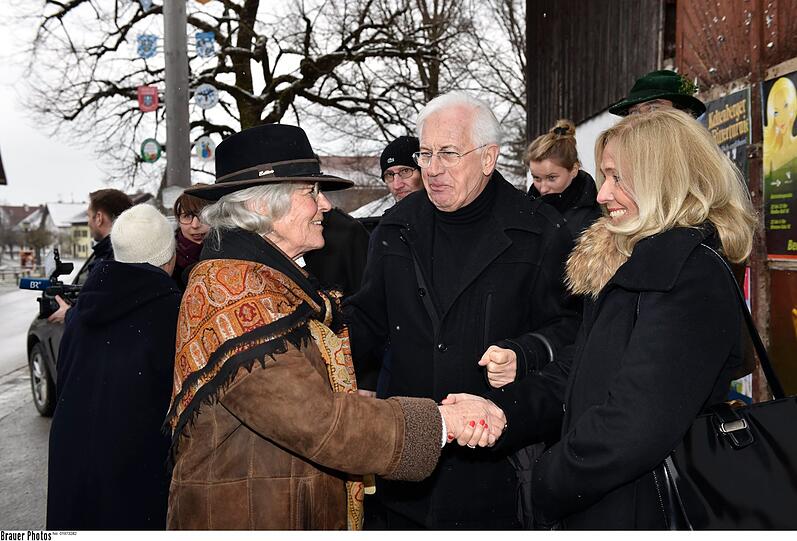Karin Rauch mit Trauergast Hans Jürgen Tögel und Frau.