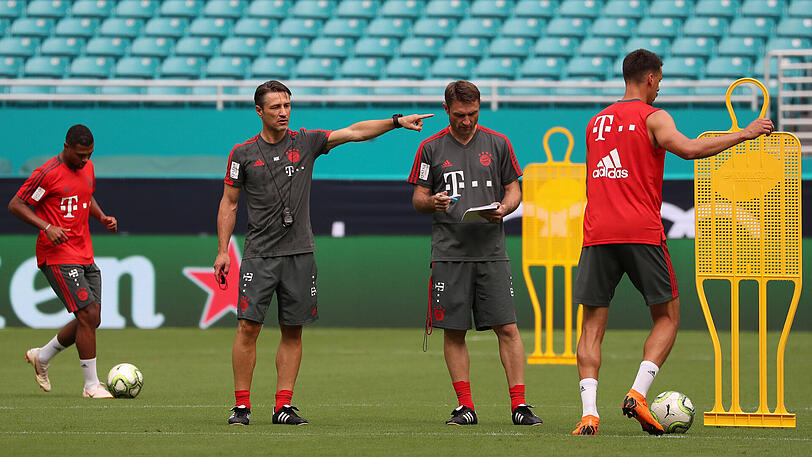 Klare Ansagen: Niko Kovac (Mi.) beim FC Bayern.