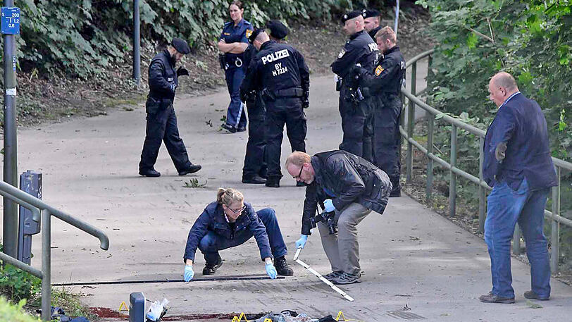 Ein zunächst verbaler Streit zwischen zwei Männern in München ist für einen der beiden tödlich ausgegangen. Die Auseinandersetzung sei am Freitagnachmittag in einen "massiven Angriff" gegipfelt, teilte die Polizei mit.