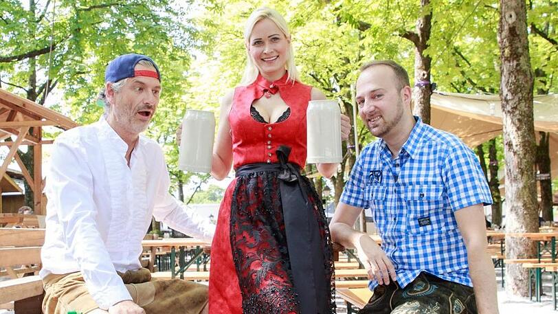 "Bumm bumm" machen nicht nur zwei Maßkrüge, wenn man sie abstellt. Bei Fleischi (l.) und MucMike macht auch die Liebe "bumm bumm".