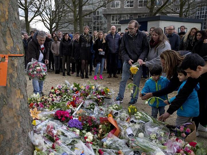 Trauernde legen Blumen in der Nähe des Ortes nieder, an dem der Angriff geschah.
