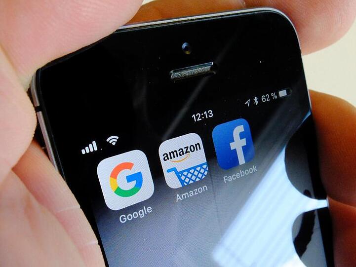 Internet-Unternehmen sollen künftig fünf Prozent Steuern auf online erzielten Werbegewinn zahlen.