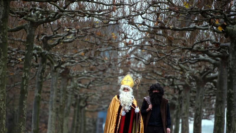 Nikolaus (l) und Knecht Ruprecht am Rheinufer in Düsseldorf. Nikolaus (l) und Knecht Ruprecht am Rheinufer in Düsseldorf.