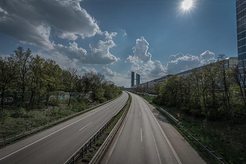 Ostermontag, 15.21 Uhr, über der A9, die Highlight Towers im Blick.