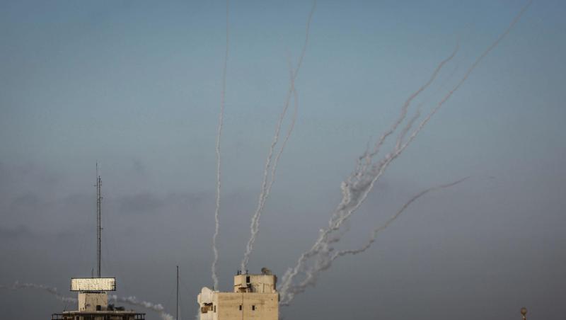 Laut einem Sprecher der israelischen Armee wurden Dutzende Raketen aus dem Gazastreifen abgefeuert.