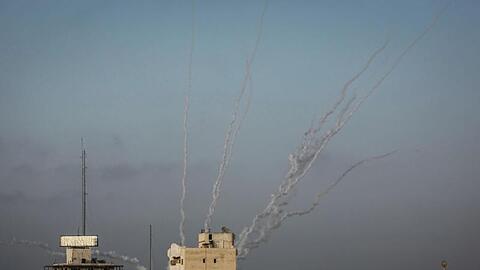 Laut einem Sprecher der israelischen Armee wurden Dutzende Raketen aus dem Gazastreifen abgefeuert.
