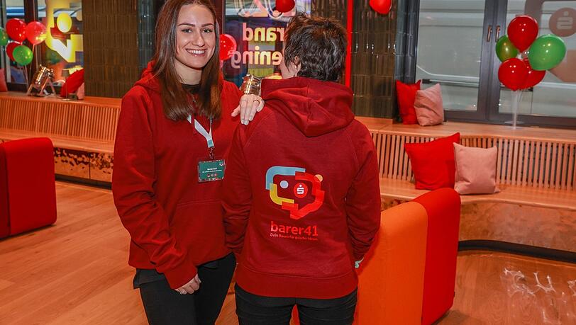 Kein Anzug, kein Kostüm. Sparkassenmitarbeiterinnen wie Betül Heß und Sabine Derheld sprechen die neue Kundengeneration in Pullis an.