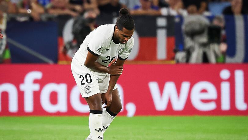 Serge Gnabry fasst sich in Bratislava an den verletzten linken Arm.