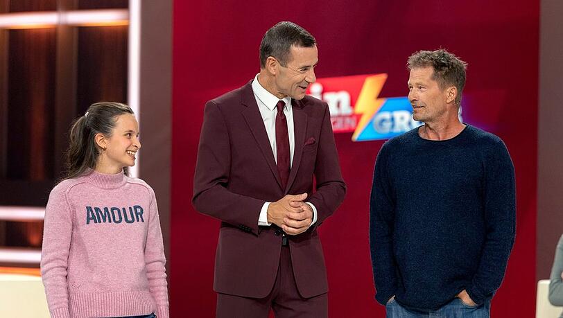 "Klein gegen Groß - Das unglaubliche Duell": Lola (l.), Moderator Kai Pflaume (M.) und Til Schweiger während des Filmstar-Duells.