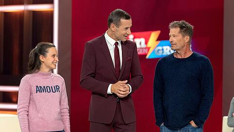 "Klein gegen Groß - Das unglaubliche Duell": Lola (l.), Moderator Kai Pflaume (M.) und Til Schweiger während des Filmstar-Duells.
