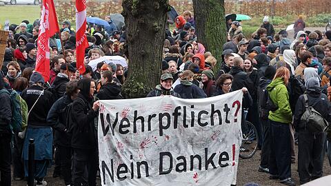 Die geplante Wiedereinf&uuml;hrung der Musterung ruft Tausende auf die Stra&szlig;e. (Archivbild)