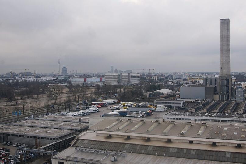 Gigantisch: Dieses Gefährt lässt das Wiesn-Riesenrad winzig aussehen.