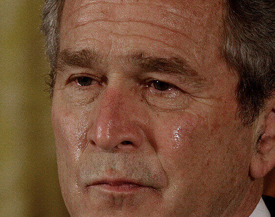 Der frühere US-Präsidnet George Bush beweint tote Soldaten im Irak.