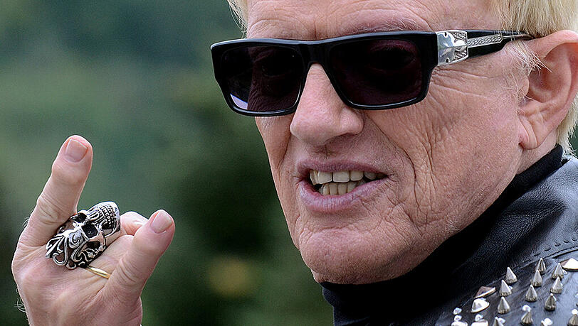 Heino bekommt den Karl-Valentin-Orden von der Münchner Faschingsgesellschaft Narhalla Heino bekommt den Karl-Valentin-Orden von der Münchner Faschingsgesellschaft Narhalla