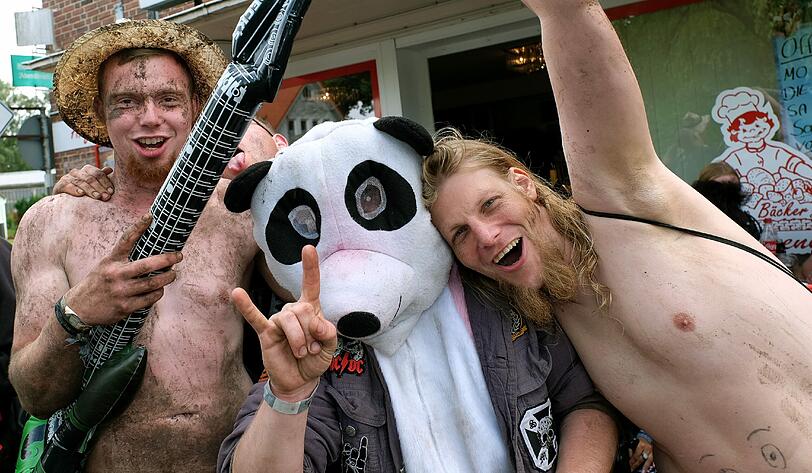 So ein Dreck! Das Wacken Open Air 2015 wird wohl ein schlammiges Unterfangen werden. Am Donnerstag geht's offiziell los, die ersten Metalfans sind schon da. Die Bilder aus Wacken.