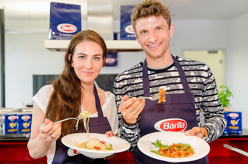 Hobby-Koch: Thomas Müller kann's auch am Herd - hier mit seiner Frau Lisa.