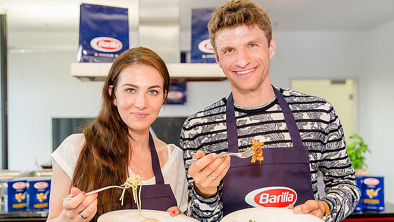 Hobby-Koch: Thomas Müller kann's auch am Herd - hier mit seiner Frau Lisa. Hobby-Koch: Thomas Müller kann's auch am Herd - hier mit seiner Frau Lisa.