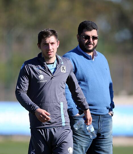 Am Montagmittag kam Löwen-Investor Hasan Ismaik im Trainingslager des TSV 1860 an und sprach zuerst mit Fans und Trainer Vitor Pereira. Die Bilder vom Besuch.