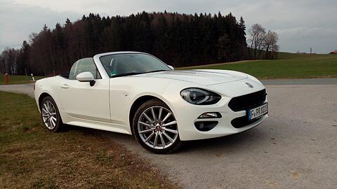 Schickes Teil: Der Fiat 124 Spider weckt Erinnerungen an seinen namensgleichen Vorgänger.