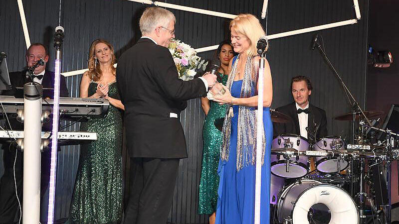 Dr. Gregor Mayntz und Gewinnerin Kristina Dunz (Kanzleramts-Korrespondentin dpa)