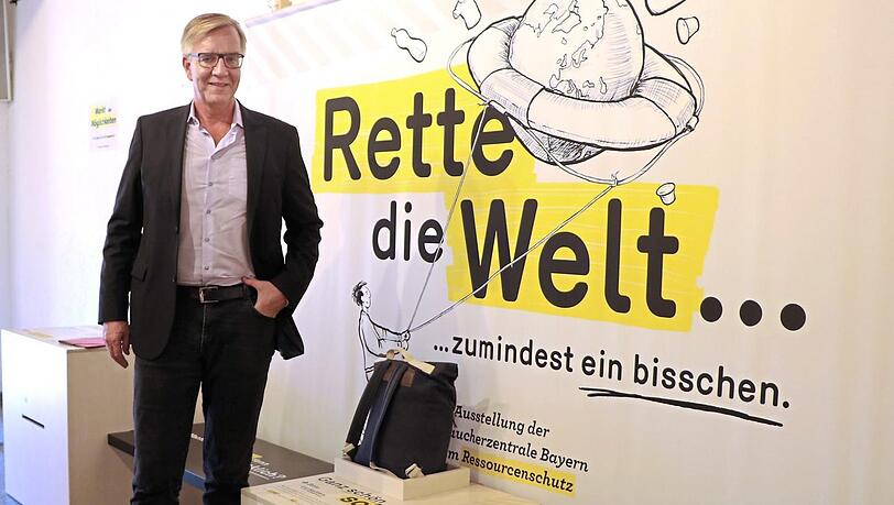Dietmar Bartsch, Fraktionsvorsitzender der Partei Die Linke im Deutschen Bundestag im Landshuter Rathaus. Die Aussage an der Wand hat ihm gut gefallen. Dietmar Bartsch, Fraktionsvorsitzender der Partei Die Linke im Deutschen Bundestag im Landshuter Rathaus. Die Aussage an der Wand hat ihm gut gefallen.