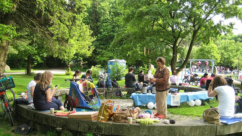 Der temporäre Stricktreff im Weißenseepark. Der temporäre Stricktreff im Weißenseepark.